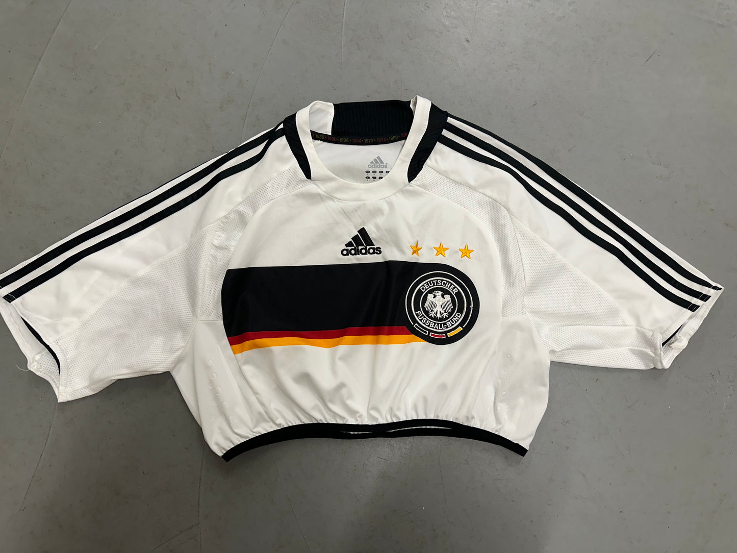 Cropped upcycled football shirt - Size Medium
