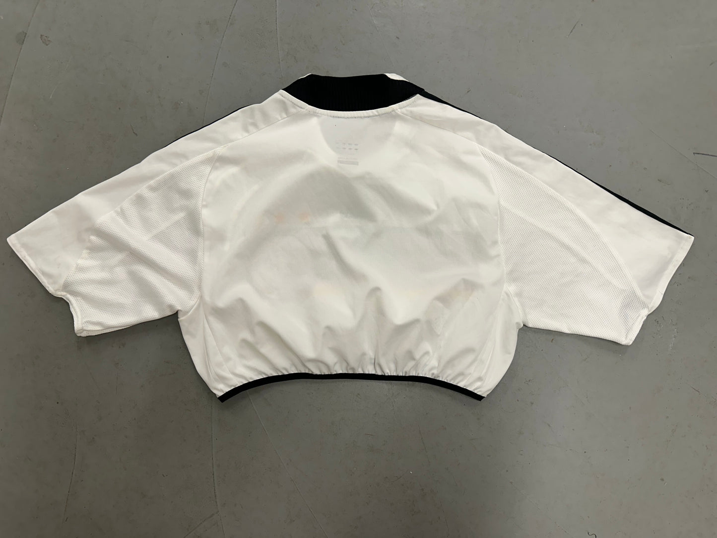 Cropped upcycled football shirt - Size Medium