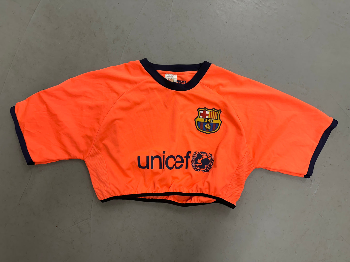 Cropped upcycled football shirt - Size Medium