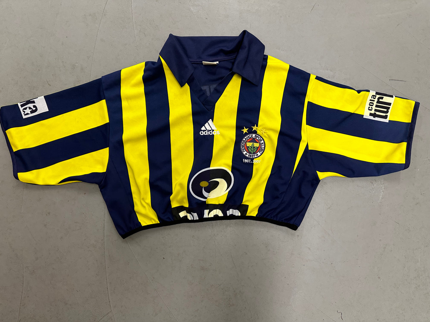 Cropped upcycled football shirt - Size Medium