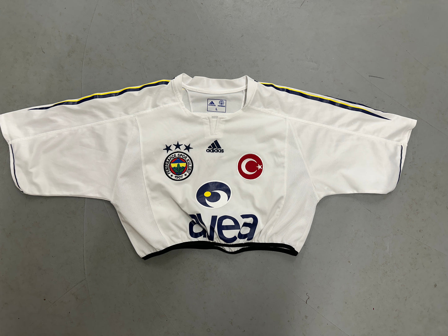 Cropped upcycled football shirt - Size Medium