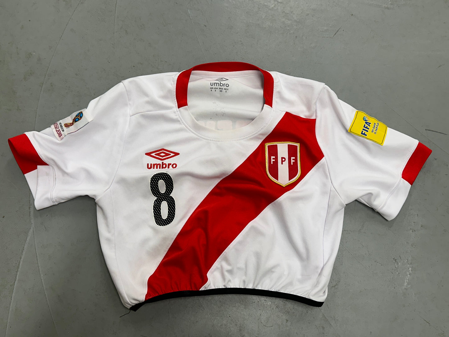 Cropped upcycled football shirt - Size Small