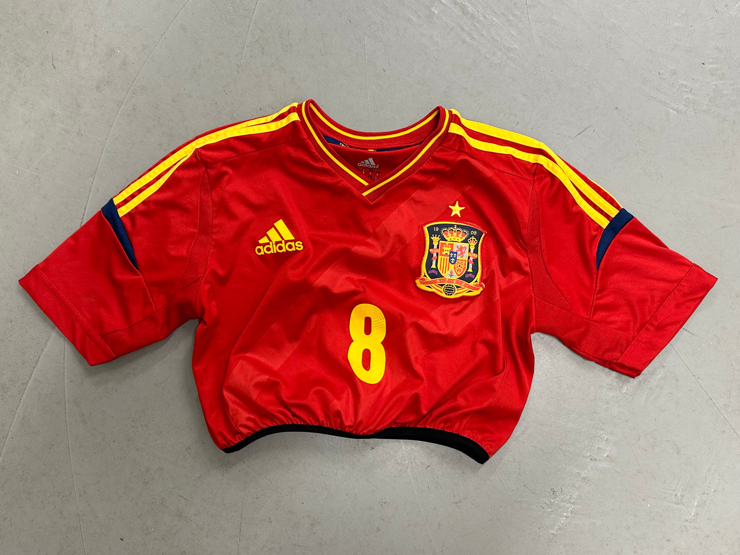 Cropped upcycled football shirt - Size Medium