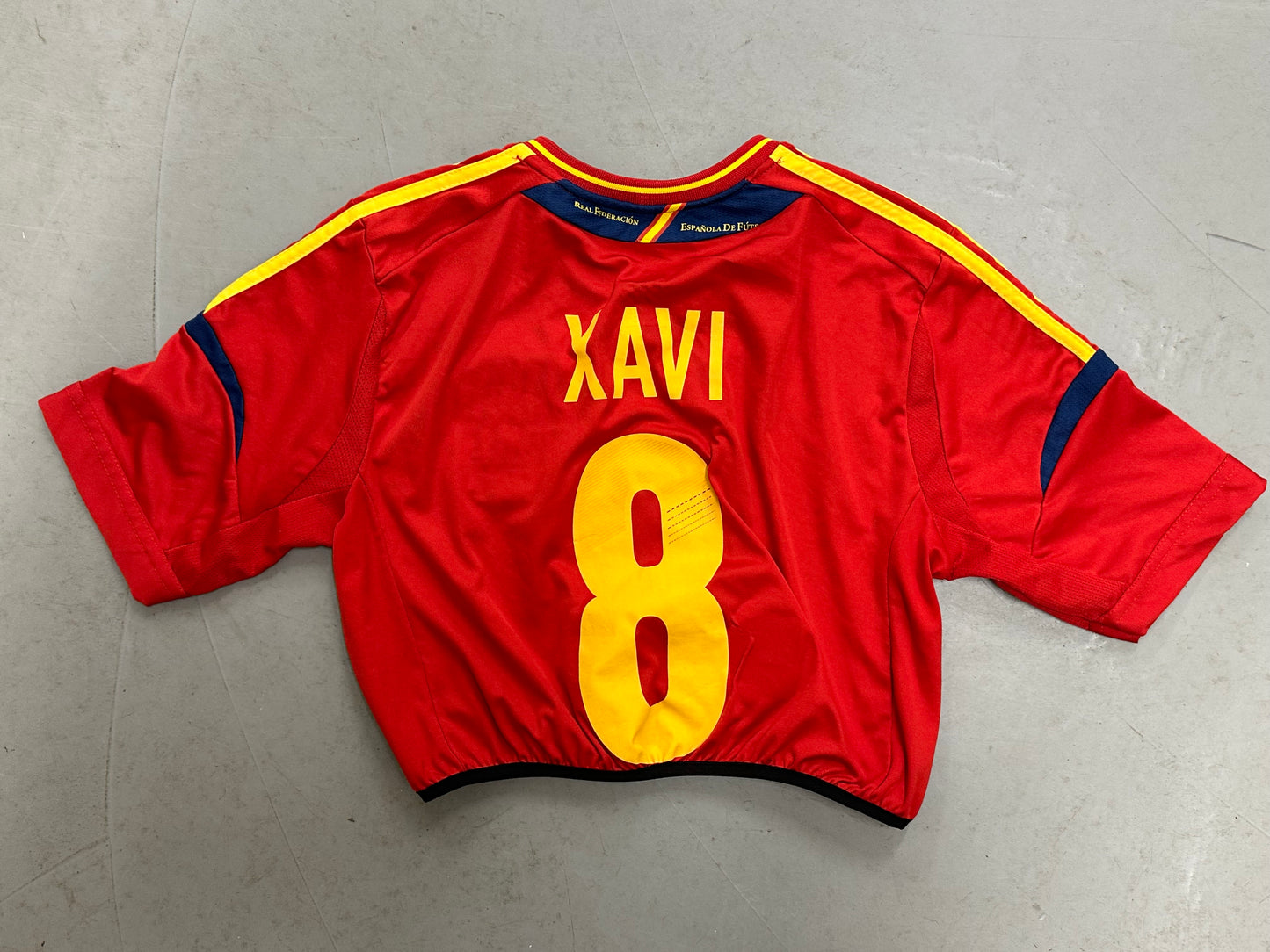 Cropped upcycled football shirt - Size Medium
